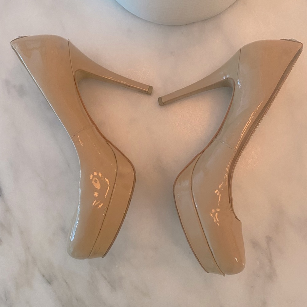 Michael Kors nude patent leather pump (size 7.5)